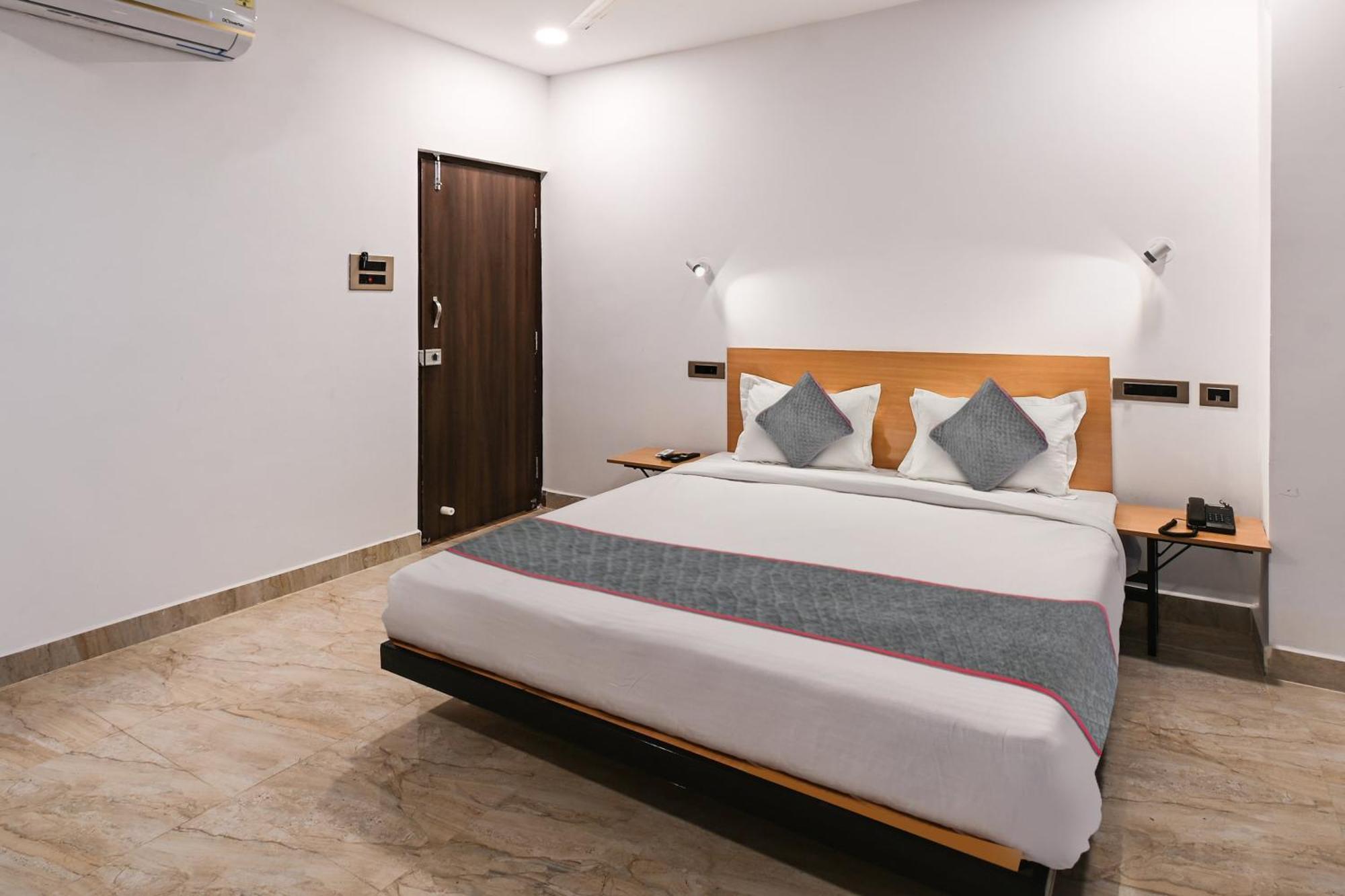 Super Townhouse De Alphabet Karmanghat Hyderabad Exterior photo