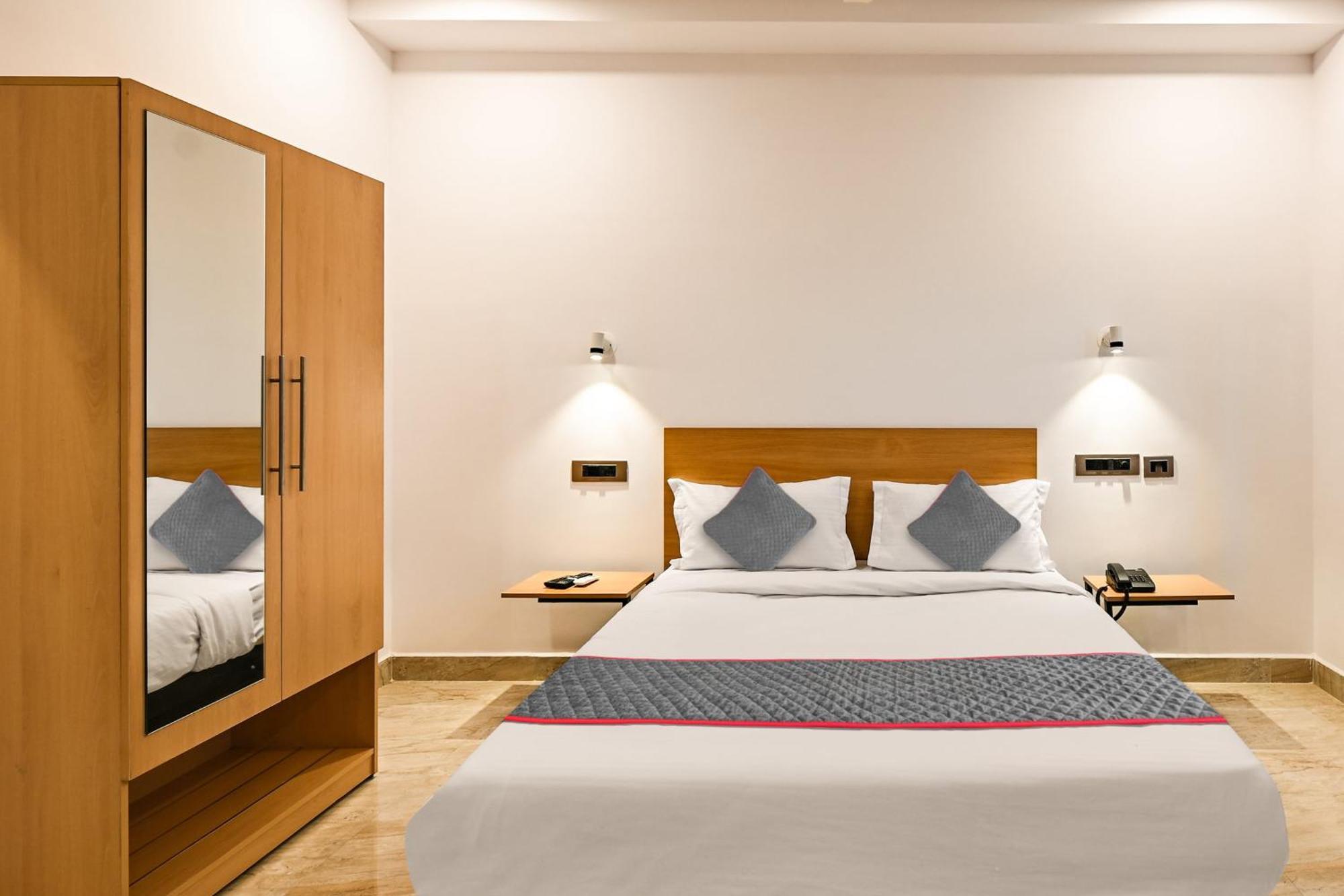 Super Townhouse De Alphabet Karmanghat Hyderabad Exterior photo